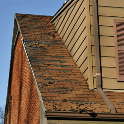 Toiture avant réalisation de travaux de couverture par Vosges Bardage à Plainfaing