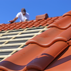 Pose de tuiles dans les travaux de couverture à Saint-Dié